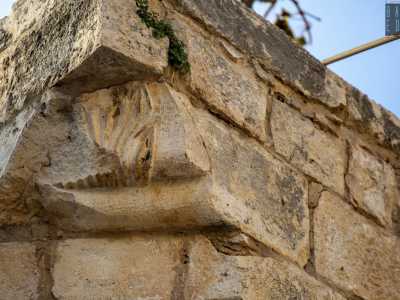 Un altro richiamo all�ordine cavalleresco si riscontra nella testata ad angolo del ballatoio superiore, in cui la pietra angolare evangelica con l'orifiamma in rilievo rammentava ai pellegrini il fuoco d�amore per la Madre Regina di San Bernardo di Chiaravalle
